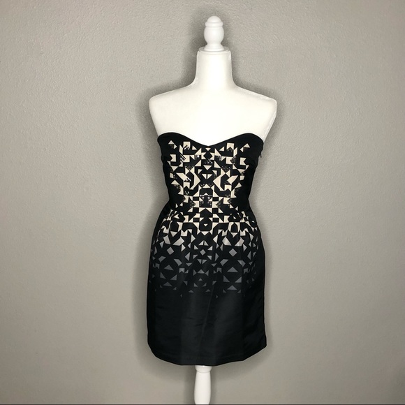🧵Urban Outfitters Strapless Geometric Print Dress - Picture 1 of 8